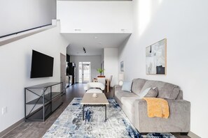 Smart TV - Landing | Amazing 1BD, Courtyard (Springfield)