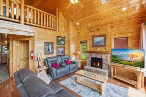 TV, fireplace, offices - Cabin W Amazing Views・Hot Tub・Shared Sauna - Pool (Pigeon Forge)