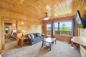 TV, fireplace, offices - Cabin W Amazing Views・Hot Tub・Shared Sauna - Pool (Pigeon Forge)