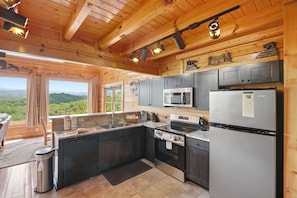 Coffee/tea maker, fridge, microwave, oven - Cabin W Amazing Views・Hot Tub・Shared Sauna - Pool (Pigeon Forge)