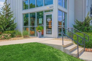 Exterior detail - Landing | Chic 2BD, Courtyard (Springfield)