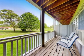 Property grounds - Peaceful Studio, Sleeps 2, Gym, Near Douglas Lake (Baneberry)