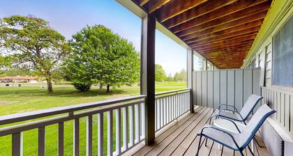 Peaceful Studio, Sleeps 2, Gym, Near Douglas Lake