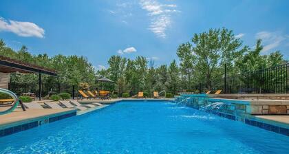 Landing | Modern 1BD, Courtyard