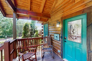 Property grounds - Charming Smokies Cabin, Sleeps 12, Hot Tub, Rec Room (Pigeon Forge)