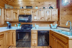 Fridge, microwave, oven, stovetop - Charming Smokies Cabin, Sleeps 12, Hot Tub, Rec Room (Pigeon Forge)