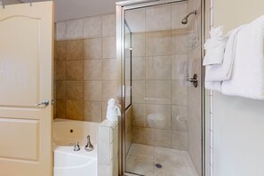 Shower, hair dryer, towels, shampoo - Charming Condo W Shared Pools, Sleeps 6, Playground (Pigeon Forge)