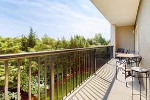 Outdoor dining - Charming Condo W Shared Pools, Sleeps 6, Playground (Pigeon Forge)