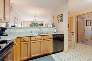 Fridge, microwave, oven, stovetop - Charming Condo W Shared Pools, Sleeps 6, Playground (Pigeon Forge)