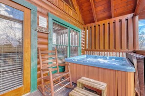 Outdoor spa tub - Peaceful cabin in a gated community & private hot tub (Pigeon Forge)