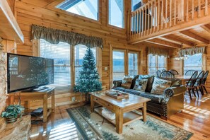 TV, fireplace, DVD player, offices - Peaceful cabin in a gated community & private hot tub (Pigeon Forge)