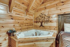 4 bedrooms, iron/ironing board, WiFi, bed sheets - Peaceful cabin in a gated community & private hot tub (Pigeon Forge)
