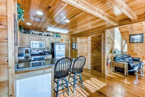 Interior - Peaceful cabin in a gated community & private hot tub (Pigeon Forge)