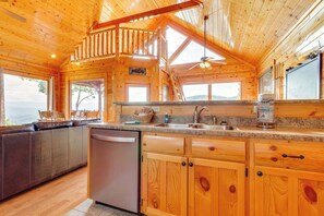Interior - Beautiful Log Cabin, Sleeps 6, Mtn Views, Hot Tub (Pigeon Forge)