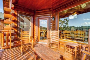 Terrace/patio - Beautiful Log Cabin, Sleeps 6, Mtn Views, Hot Tub (Pigeon Forge)