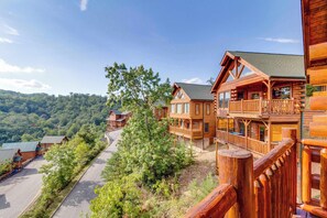 Property grounds - Beautiful Log Cabin, Sleeps 6, Mtn Views, Hot Tub (Pigeon Forge)