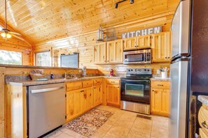 Fridge, microwave, oven, stovetop - Beautiful Log Cabin, Sleeps 6, Mtn Views, Hot Tub (Pigeon Forge)