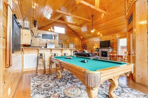 TV, fireplace, DVD player, offices - Beautiful Log Cabin, Sleeps 6, Mtn Views, Hot Tub (Pigeon Forge)