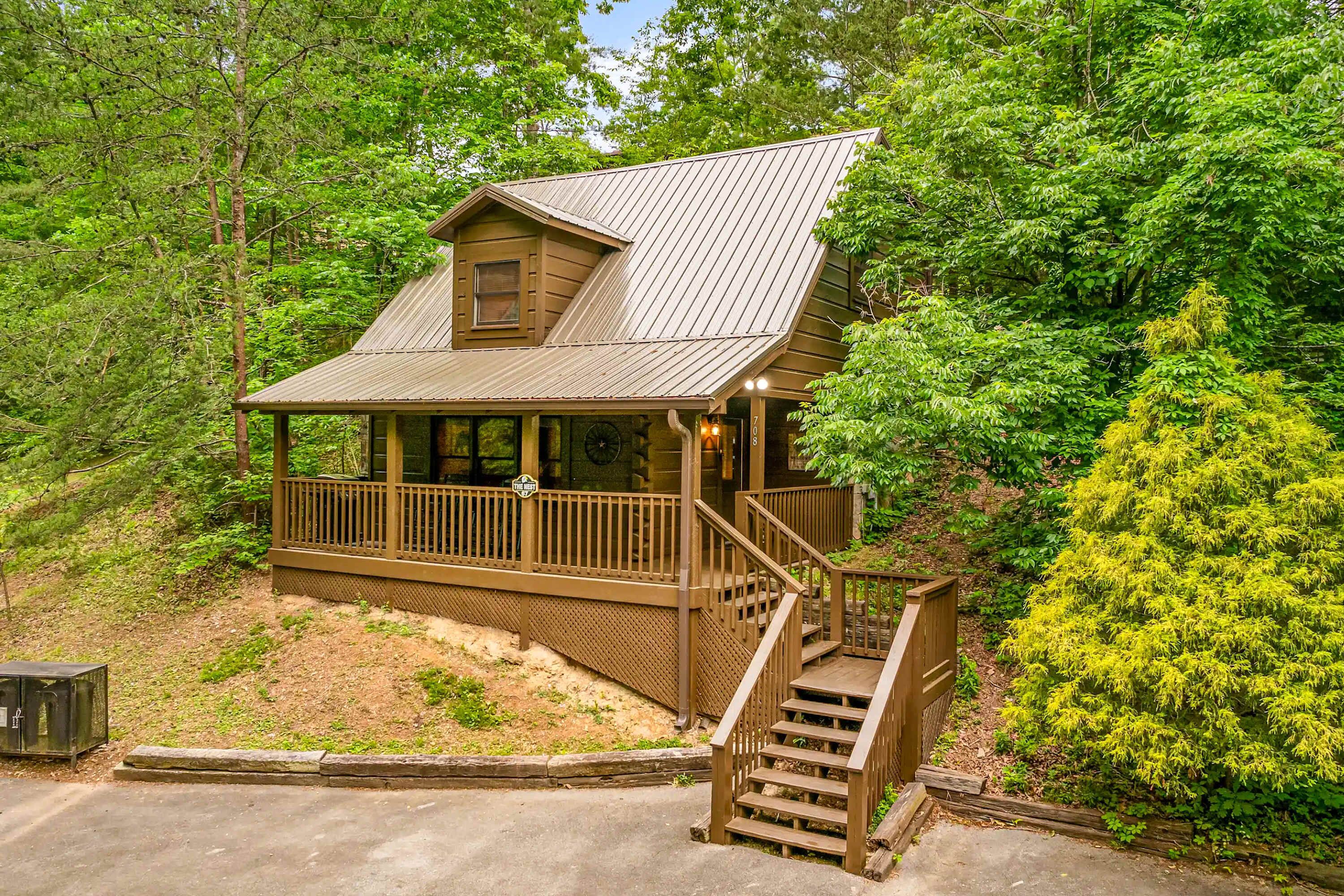 Charming Cabin Retreat awaits! Nestled in nature, perfect for adventure seekers and relaxation lovers alike!