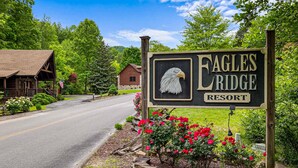 A sign for Eagles Ridge Resort with a wooden structure and a large eagle emblem. - Cabin near Dolly - Parkway・Hot Tub・Screened Porch (Pigeon Forge)
