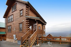 Exterior detail - Cozy Cabin W Breathtaking Mtn View, for 10・Hot Tub (Sevierville)
