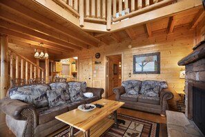 TV, fireplace, DVD player, offices - Cozy Cabin W Breathtaking Mtn View, for 10・Hot Tub (Sevierville)