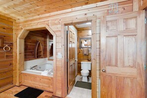 Shower, towels, shampoo - Charming Vacation Home, Sleep 4, Private Footbridge (Pigeon Forge)