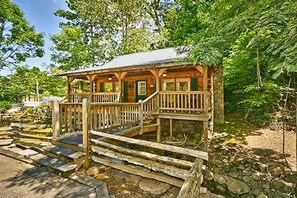 Exterior - Charming Vacation Home, Sleep 4, Private Footbridge (Pigeon Forge)