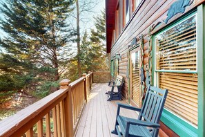 Property grounds - Charming Luxe Cabin, Sleeps 6, Hot Tub, Game Loft (Pigeon Forge)