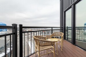 Property grounds - Landing | Beautiful 2BD, Courtyard, Gym (Milwaukee)