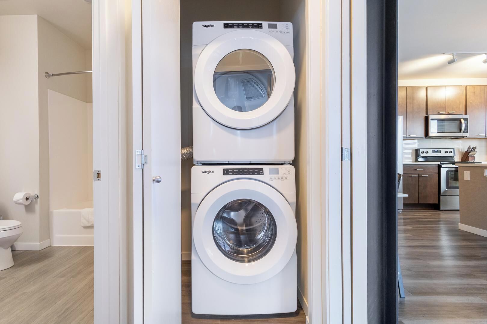 Ein Waschraum mit zwei Whirlpool Waschmaschinen mit Frontlader.