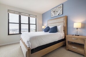 Desk, iron/ironing board, WiFi, bed sheets - Landing | Beautiful 2BD, Courtyard, Gym (Milwaukee)