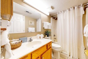 Shower, hair dryer, towels, shampoo - Serene Escape Near Downtown, Sleeps 4・Pool Access (Pigeon Forge)