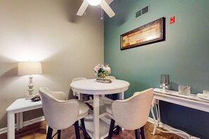 Dining - Serene Escape Near Downtown, Sleeps 4・Pool Access (Pigeon Forge)