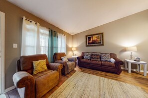 TV, fireplace, offices - Walk to Parkway・Near Dollywood Getaway・Pool Access (Pigeon Forge)