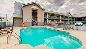 Ein Hotel mit Pool, Außenbereich und überdachtem Bereich.