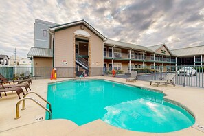 Pool - Serene Escape Near Downtown, Sleeps 4・Pool Access (Pigeon Forge)