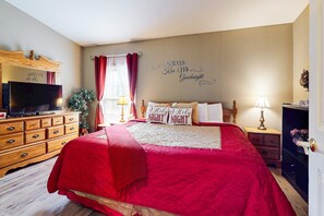 1 bedroom, iron/ironing board, WiFi, bed sheets - Serene Escape Near Downtown, Sleeps 4・Pool Access (Pigeon Forge)