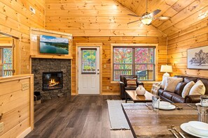 TV, fireplace, offices - Brand New Luxe Cabin, Sleeps 6・Hot tub・Pool Table (Pigeon Forge)