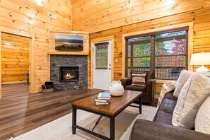 TV, fireplace, offices - Brand New Luxe Cabin, Sleeps 6・Hot tub・Pool Table (Pigeon Forge)