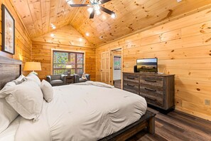2 bedrooms, iron/ironing board, WiFi, bed sheets - Brand New Luxe Cabin, Sleeps 6・Hot tub・Pool Table (Pigeon Forge)