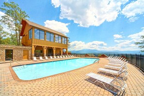 Pool - Cozy Log Cabin, Sleeps 4, Hot Tub, Amazing Mtn Views (Sevierville)