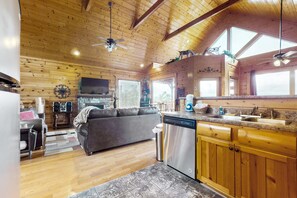 TV, fireplace, DVD player, stereo - Cozy Log Cabin, Sleeps 4, Hot Tub, Amazing Mtn Views (Sevierville)