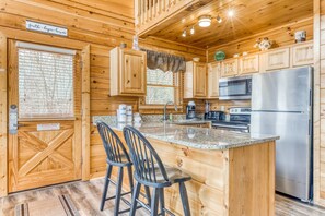 Fridge, microwave, oven, stovetop - Dog Friendly Cabin, Sleeps 4, Gorgeous View, Hot Tub (Pigeon Forge)