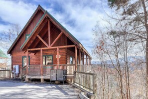 Exterior - Dog Friendly Cabin, Sleeps 4, Gorgeous View, Hot Tub (Pigeon Forge)