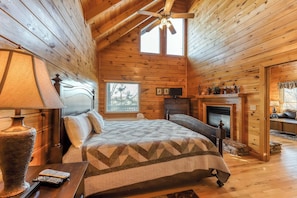 1 bedroom, iron/ironing board, WiFi, bed sheets - Cozy Log Cabin, Sleeps 4, Amazing Mtn Vista, Hot Tub (Pigeon Forge)