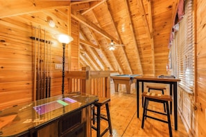 Games room - Cozy Log Cabin, Sleeps 4, Amazing Mtn Vista, Hot Tub (Pigeon Forge)