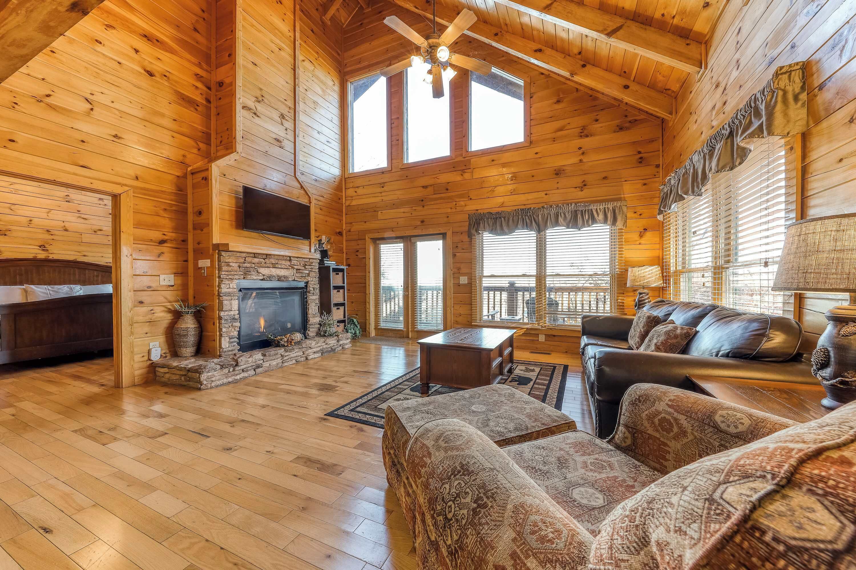 TV, peis, DVD-spiller og kontorer