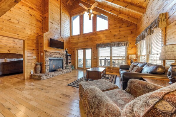 TV, fireplace, DVD player, offices - Cozy Log Cabin, Sleeps 4, Amazing Mtn Vista, Hot Tub (Pigeon Forge)