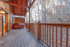 Terrace/patio - Cozy Log Cabin, Sleeps 4, Amazing Mtn Vista, Hot Tub (Pigeon Forge)